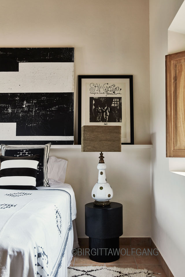 USE OF GRAPHIC CONTRASTS IN YOUR ROOM